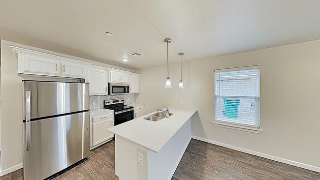 Building Photo - 2 Bedroom 1 Bath Duplex Close To Tinker AFB - Lawncare Included