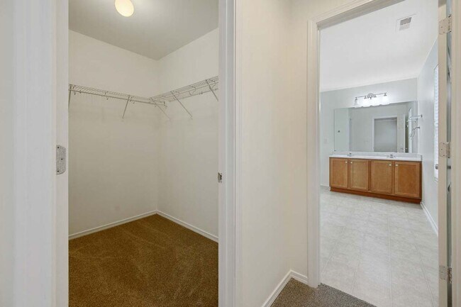 Building Photo - 3 Bedroom Open Concept with Enough Room fo...