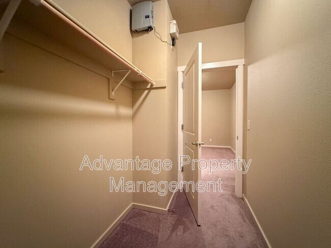 Building Photo - 519 Catron St N