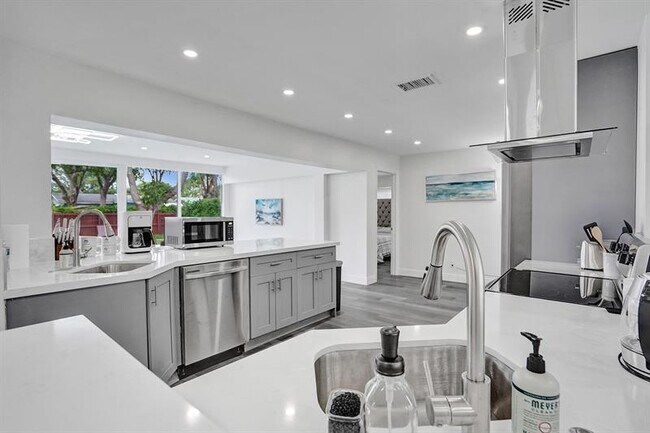 Building Photo - 2114 N 42nd Ave