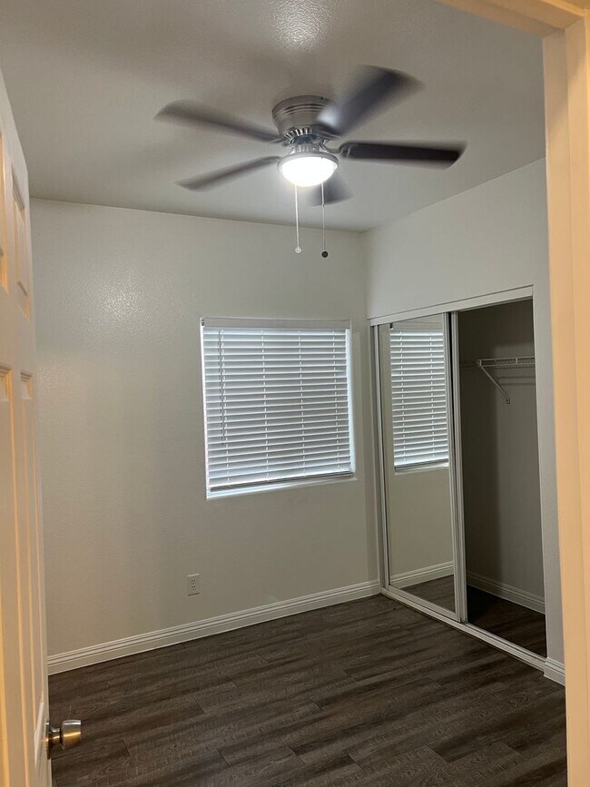 Building Photo - 1548 N Valencia Ct