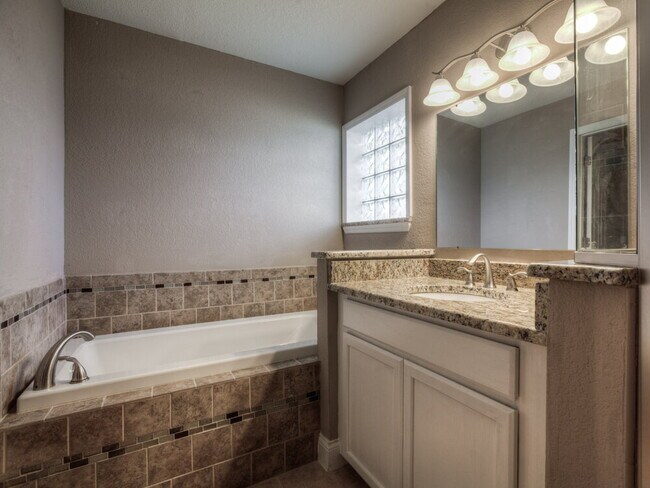 Building Photo - 350 Trade Wind Dr