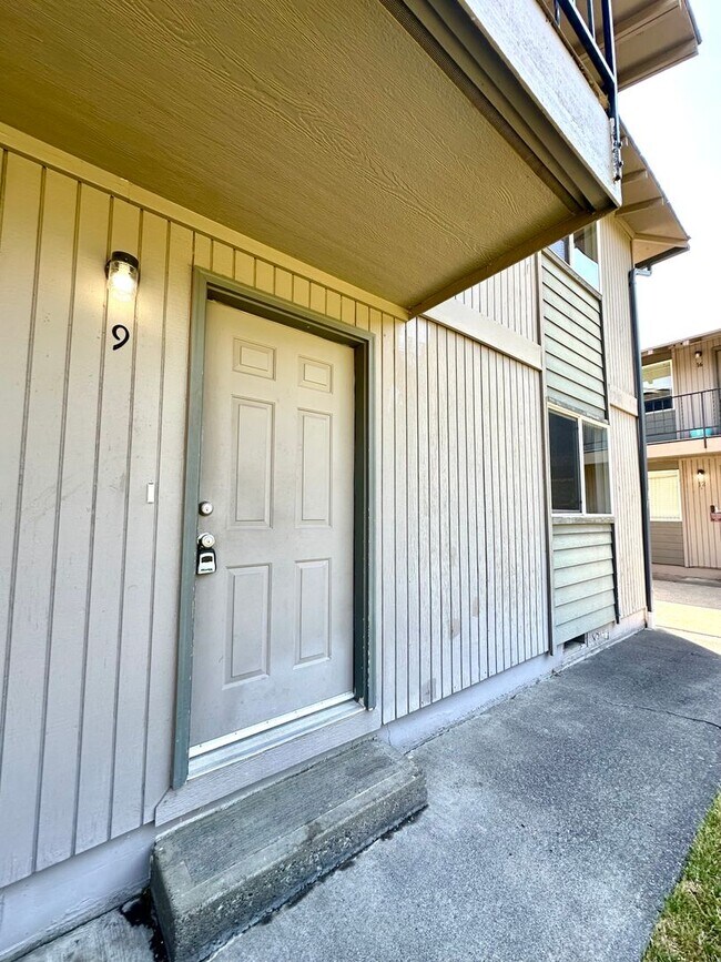 Building Photo - 1618 SW Lava Ave