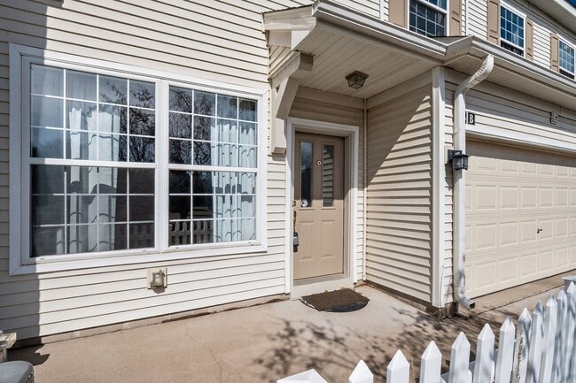 Building Photo - The Lakes Townhome