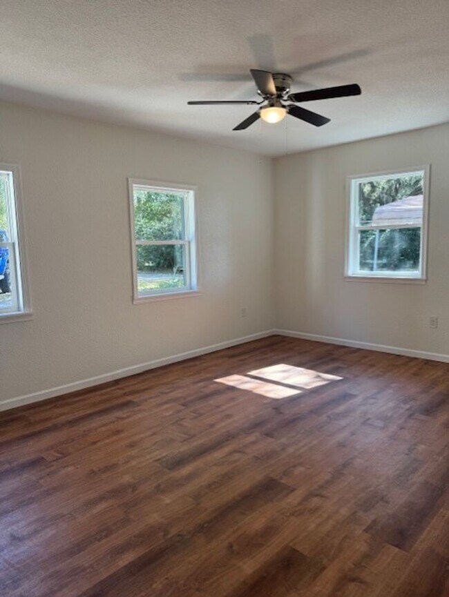 Building Photo - Newly renovated 4 bedroom, 2 bath block home