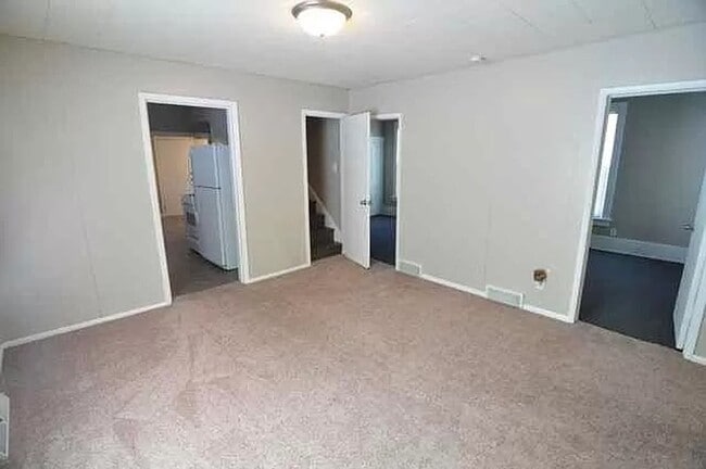 Building Photo - 5 Bedroom Home Available Now!