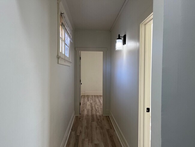 Building Photo - 3 bedroom 2 bath with Garage