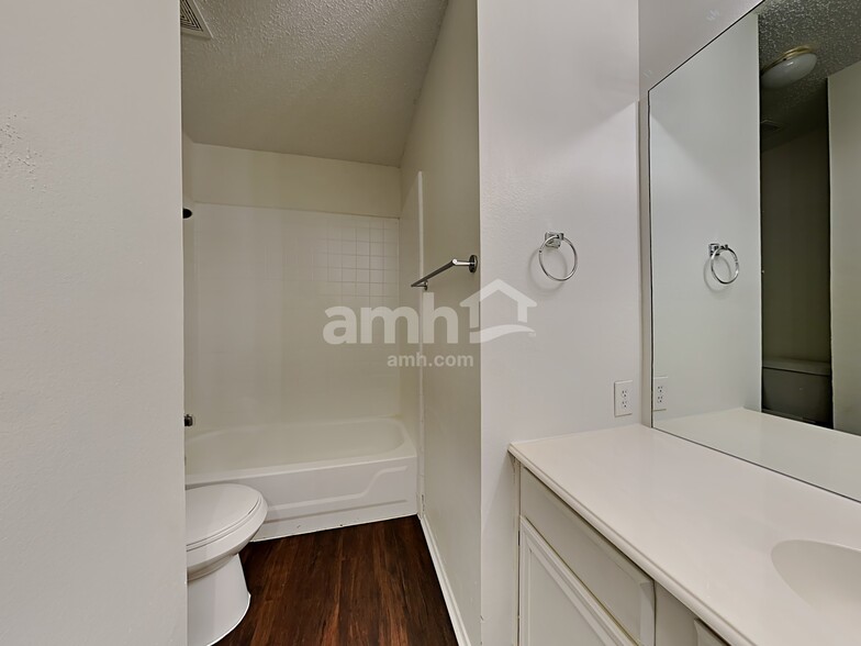 Building Photo - 933 Paddington Dr E