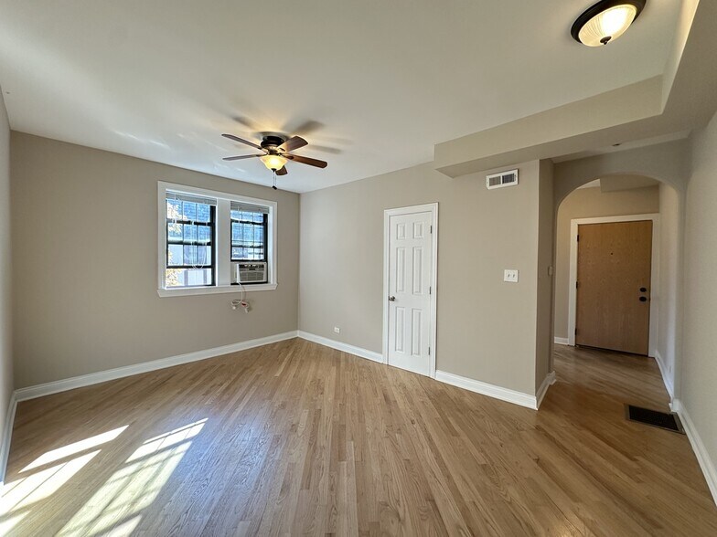 Building Photo - 901 Green Bay Rd