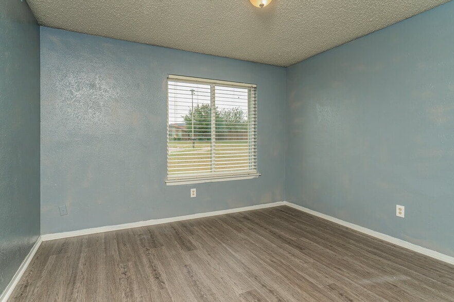 Building Photo - 2505 Crown Cir