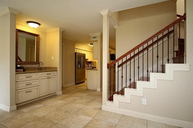 Building Photo - 5228 Woodlawn Pl