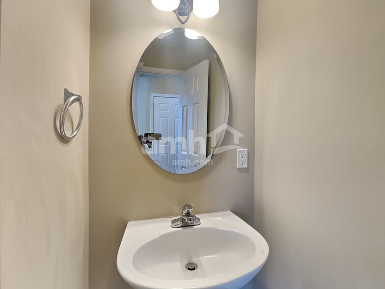 Building Photo - 129 Pin Oak Ct