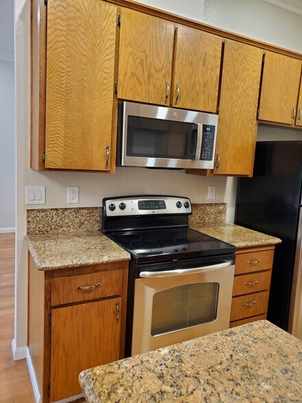 Building Photo - 2072 Fostoria Cir