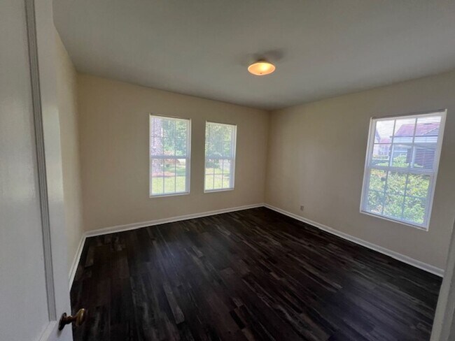 Building Photo - 2 Bedroom House - Walk to VSU!