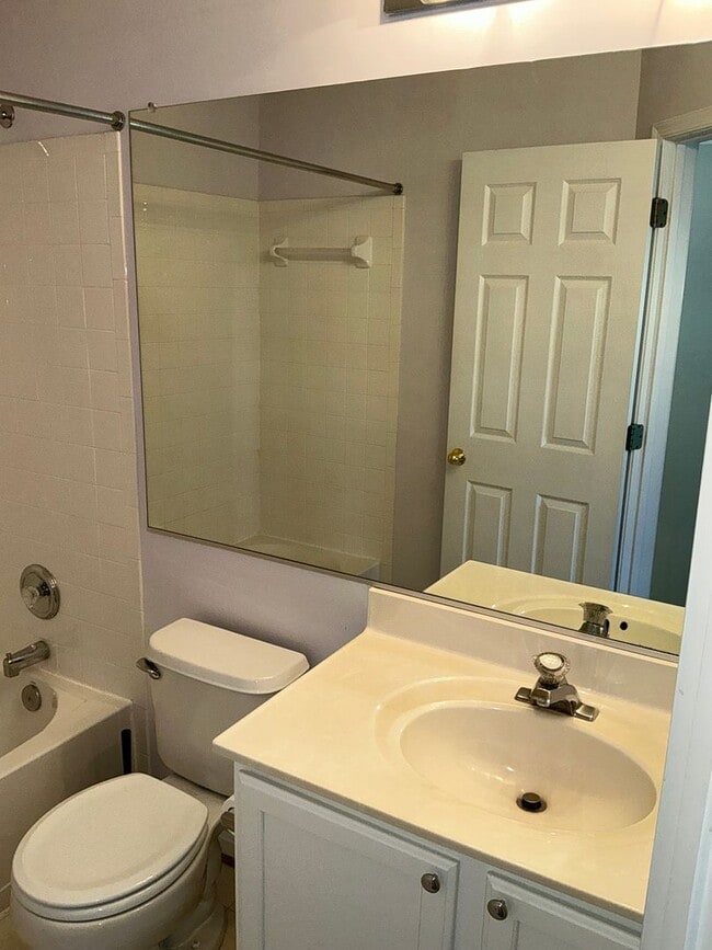 Building Photo - Very well maintained 3BR 2.5BA 3 level townhome located in the Milestone Community of Germantown