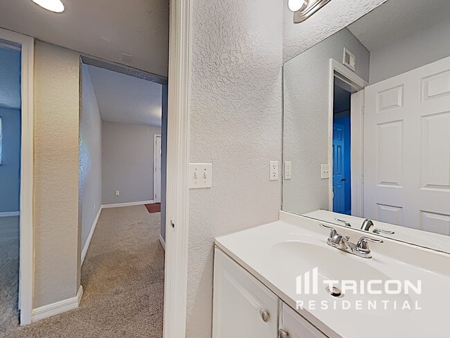 Building Photo - 2160 Alemanda Dr
