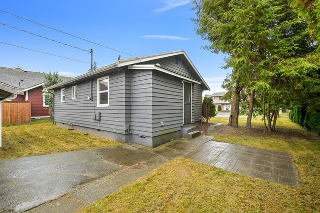 Building Photo - 2 Bedroom, 1 Bathroom Available!