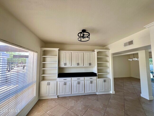 Building Photo - 4847 E Calle de Las Estrellas Rd