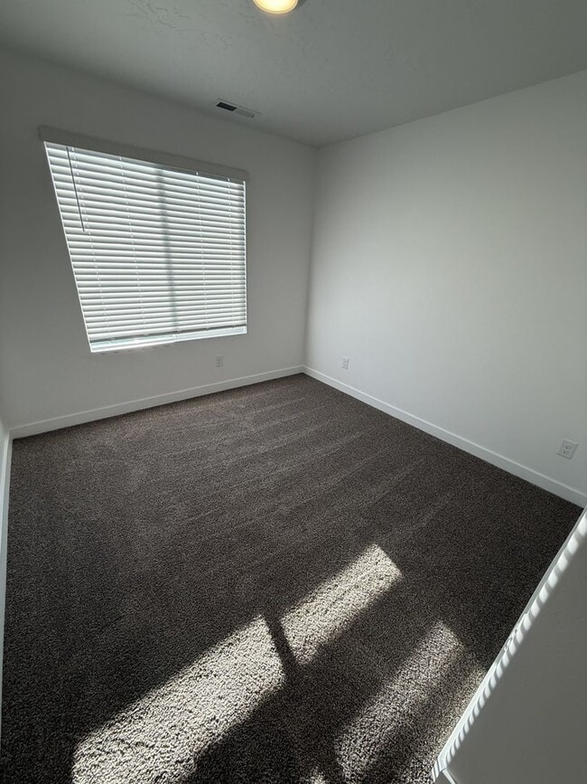 Building Photo - Townhome in Provo, UT