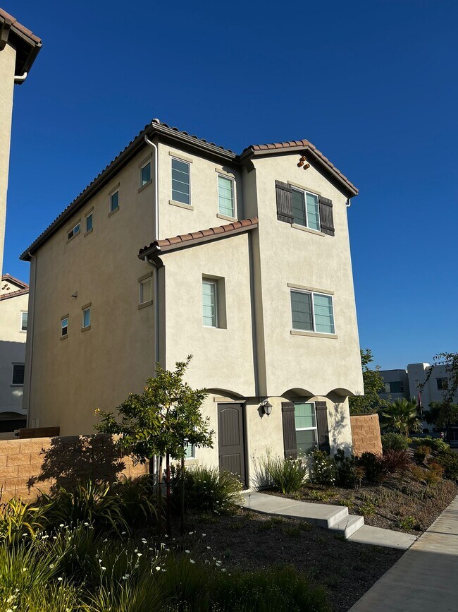 Building Photo - 27717 Stonehurst Ln