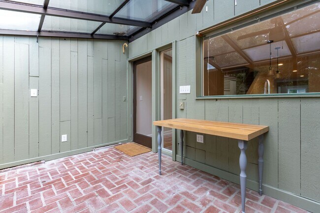 Building Photo - 7 Belaire Way