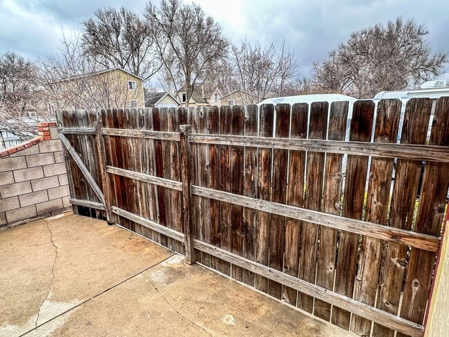 Building Photo - Large Updated 3-Bed 2-Bath Townhome w/ Gar...