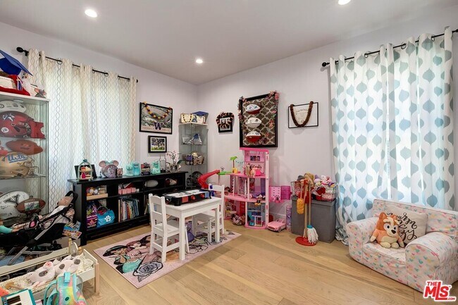 Building Photo - 6700 W 85th Pl