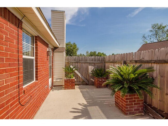 Building Photo - 3568 Crawfordville Dr