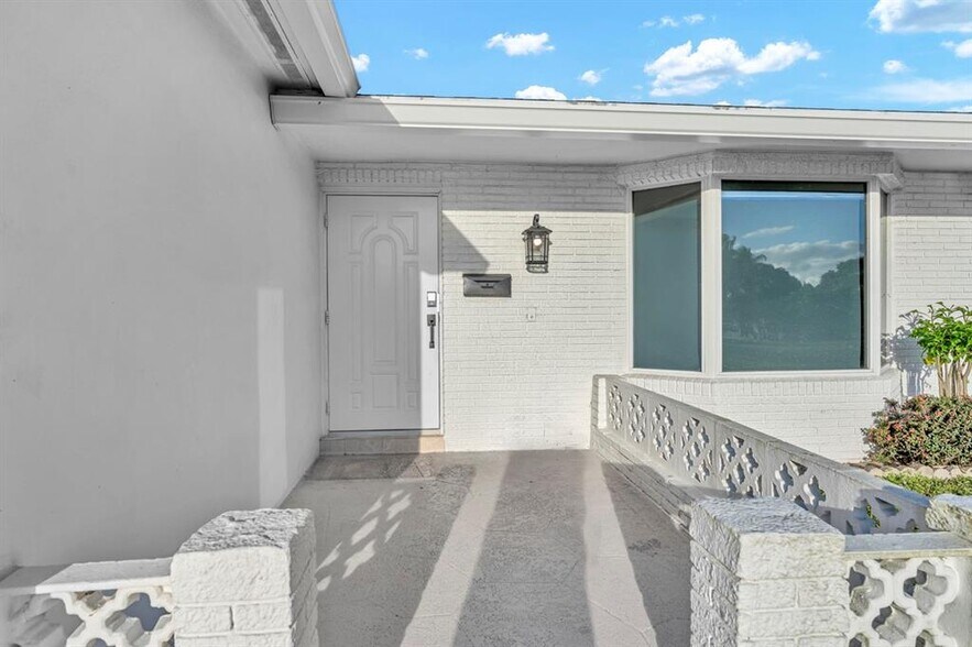 Building Photo - 290 NW 65th Ave