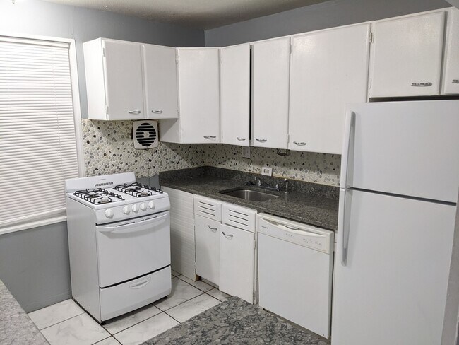 Building Photo - 2346 Berwyn Dr