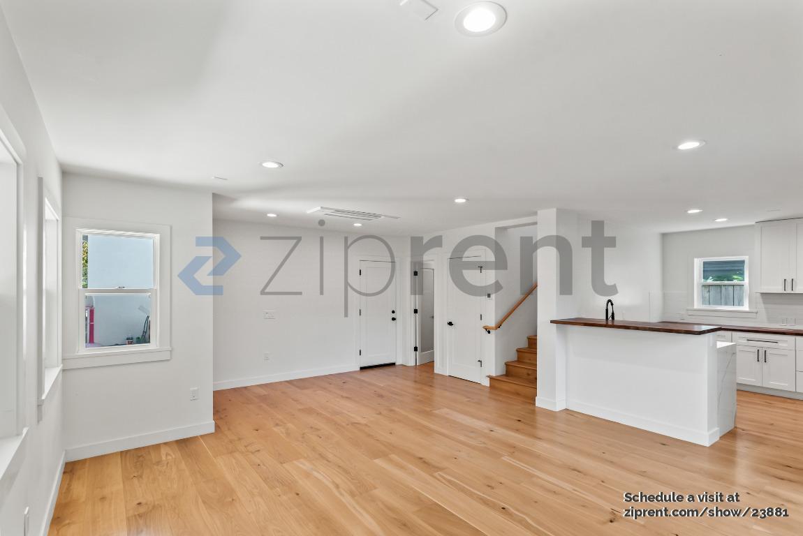Building Photo - 912 61st St
