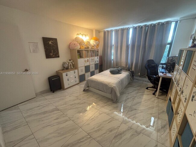 Building Photo - 10101 E Bay Harbor Dr