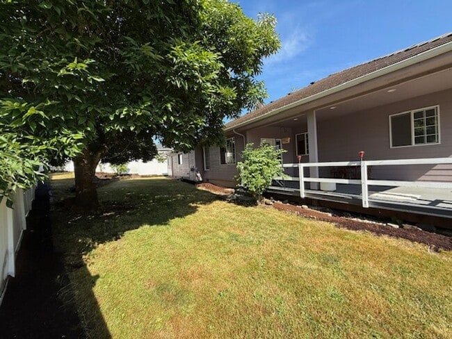 Building Photo - 4-bedroom 2.5 Bath McMinnville OR 97128