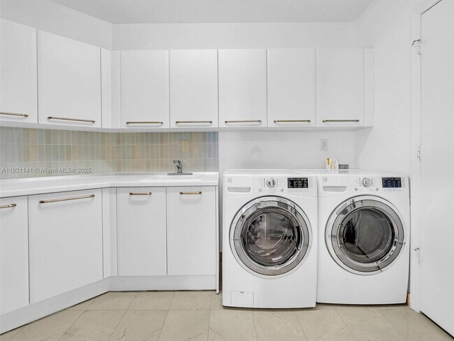 Building Photo - 16500 Collins Ave