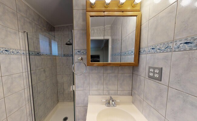 Building Photo - Room in 4 Bedroom Home at 921 Lakebird Dr