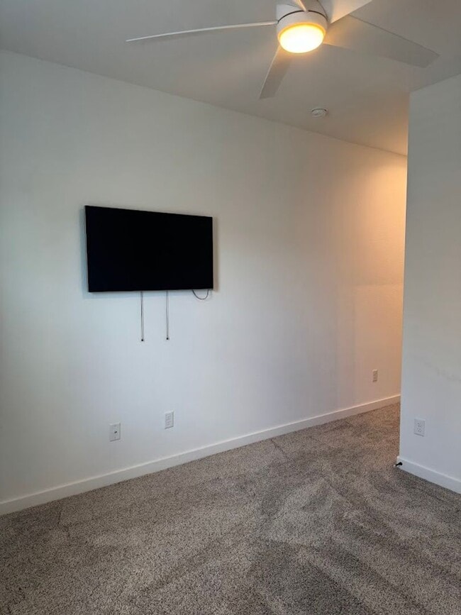 Building Photo - Immaculate Townhome Minutes from Texas A&M