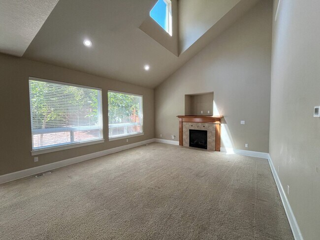 Building Photo - Bright & Airy Home with Granite Kitchen, V...