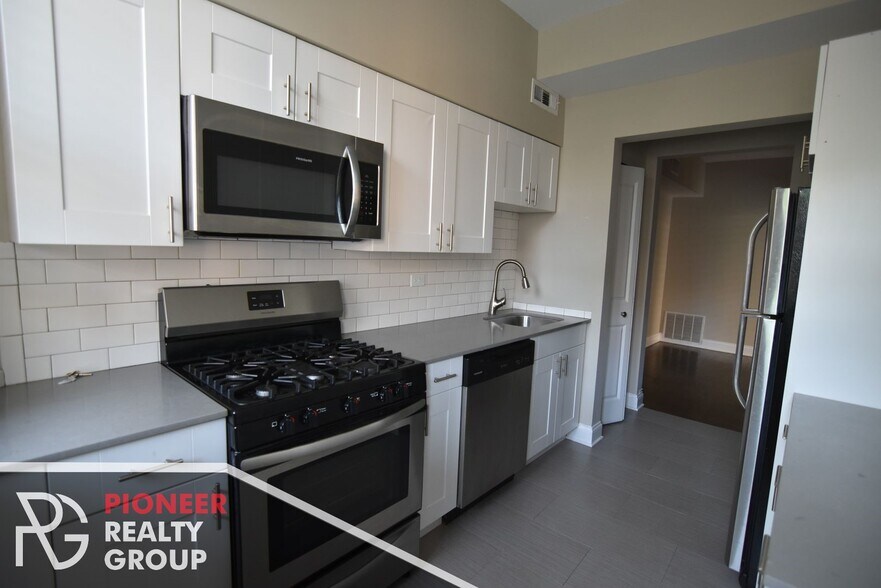 Building Photo - 706 W Buckingham Pl