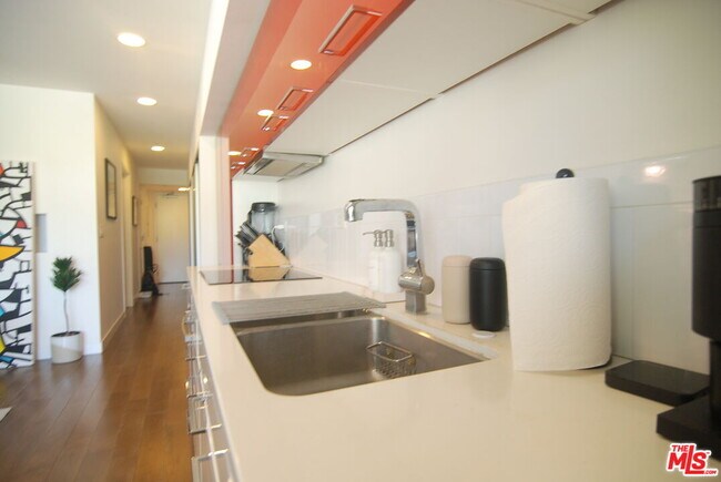 Building Photo - 901 Flower St