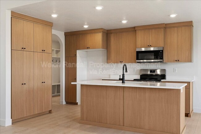 Building Photo - 837 E 3rd N