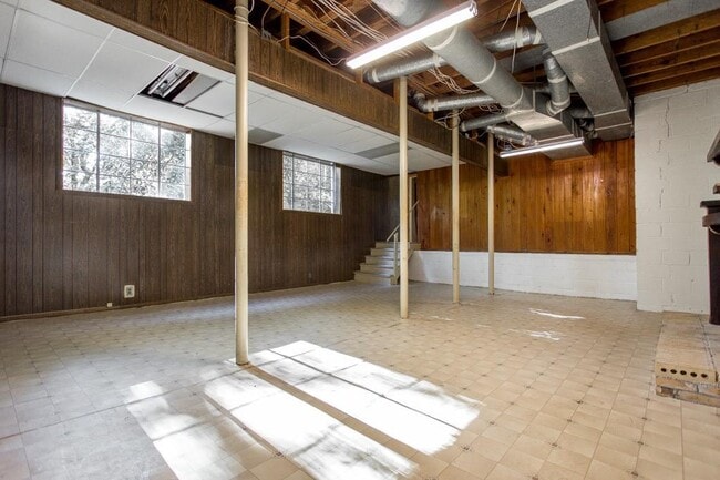 Building Photo - 305 Old Ivy Rd NE