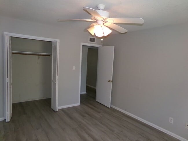 Building Photo - Salem Square Apartments