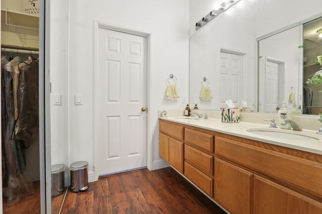 Building Photo - Beautiful Orange County Upstairs Condo! Must See!!