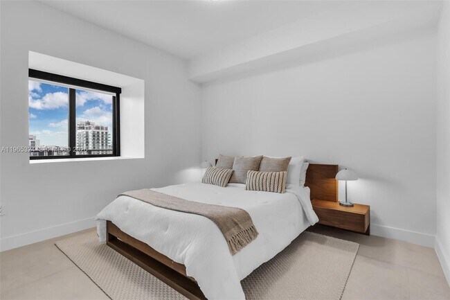 Building Photo - 700 NE 24th St