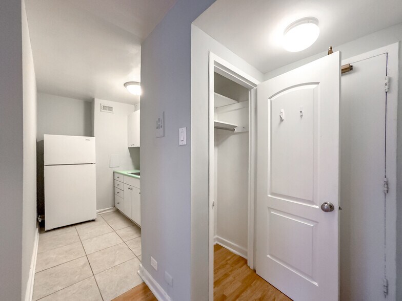 Building Photo - 450 W Wellington Ave