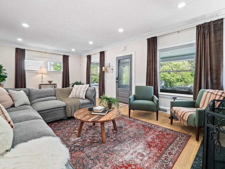 Building Photo - 18031 Larchwood Ave