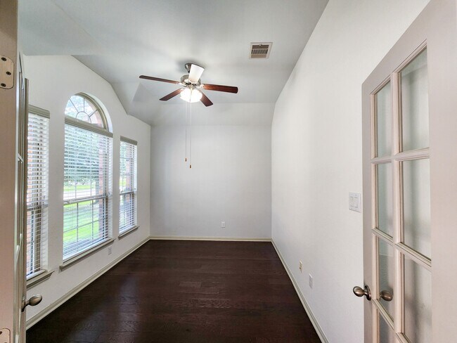 Building Photo - 4515 Greenleaf Dr