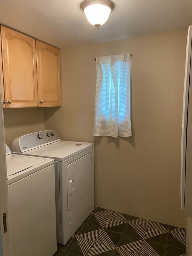 Building Photo - ABSOLUTELY DARLING 2 Bedroom  1 Bath DOWNT...