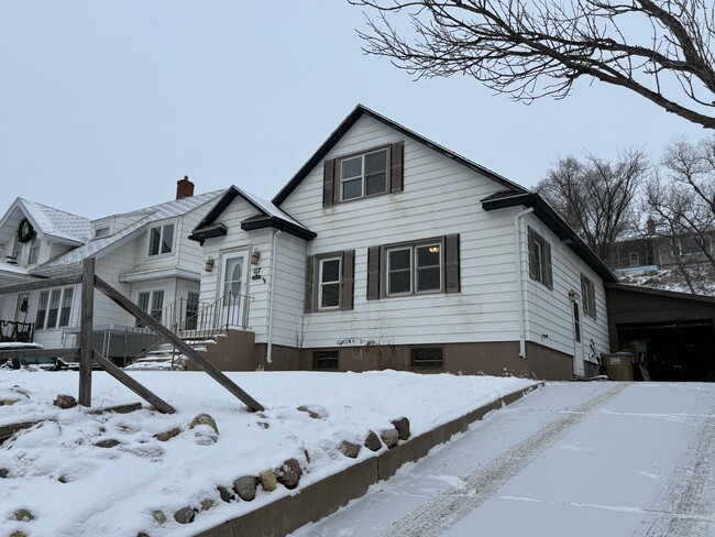 Building Photo - 3 Bedroom Home