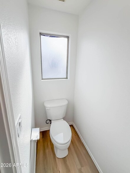 Building Photo - 1009 E Iris Dr